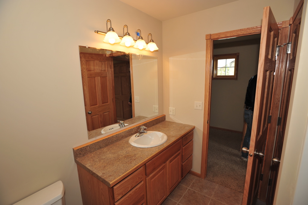 Upstairs Full Bathroom
